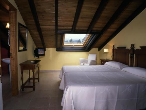 hotel-porrua-habitacion-abuardillada-dos-camas