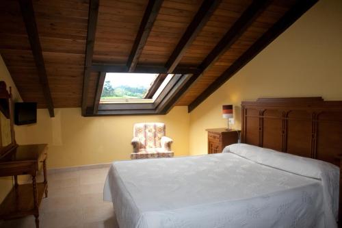 hotel-porrua-habitacion-doble-cama-matrimonio-buhardilla