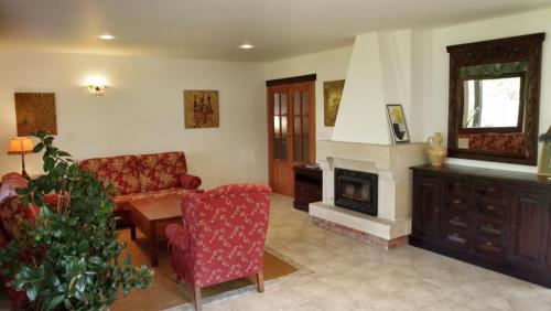 hotel-porrua-sala-chimenea