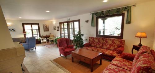 hotel-porrua-sala-estar-chimenea