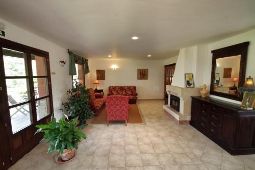 hotel-porrua-sala-estar-con-chimenea